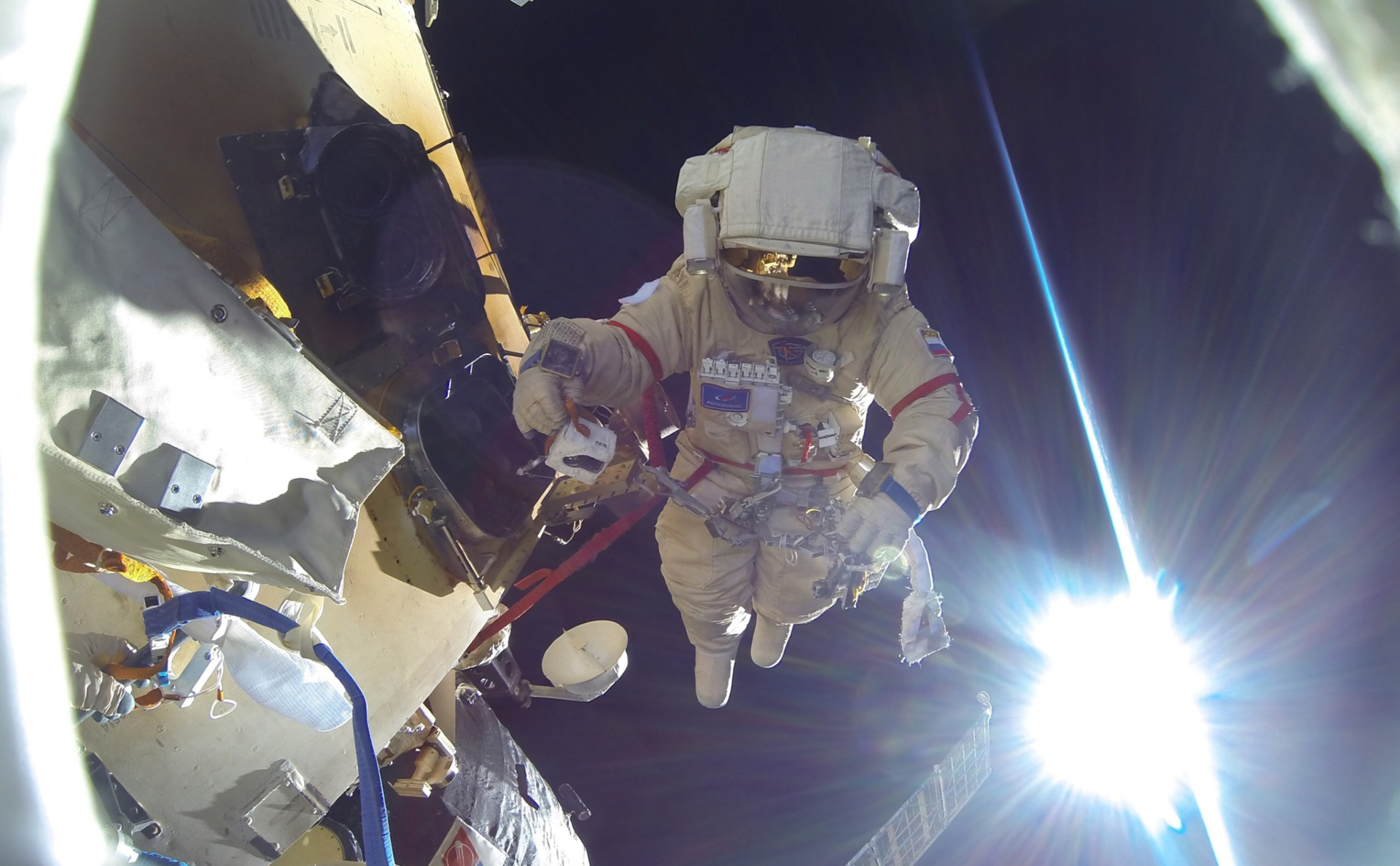 Рогозин исключил выход космонавтов в космос в трусах