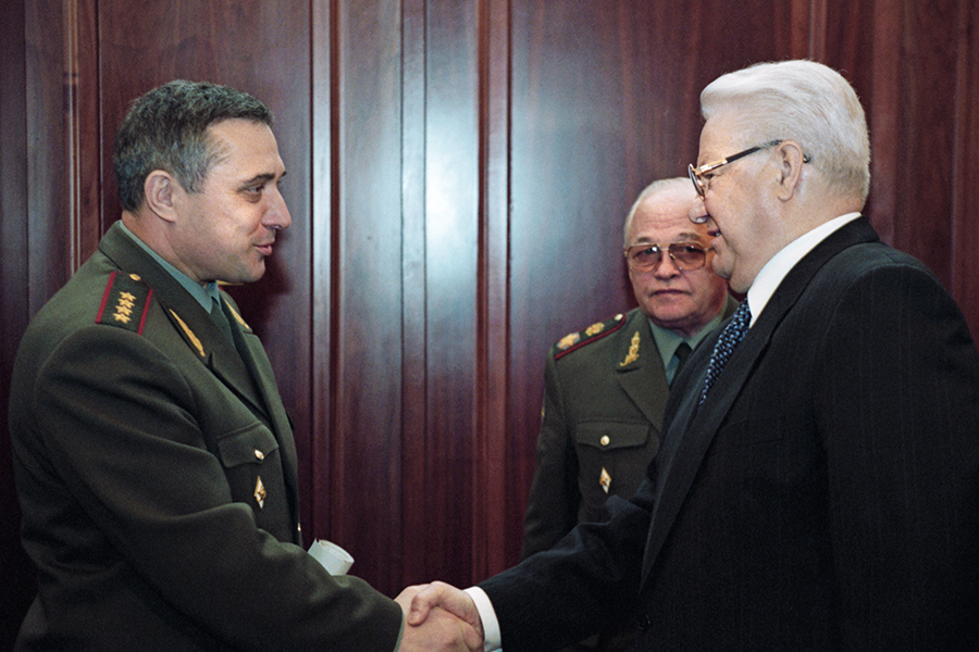 Борис Ельцин (справа налево), министр обороны Игорь Сергеев, и Анатолий Квашнин&nbsp;перед началом совещания&nbsp;по Югославии