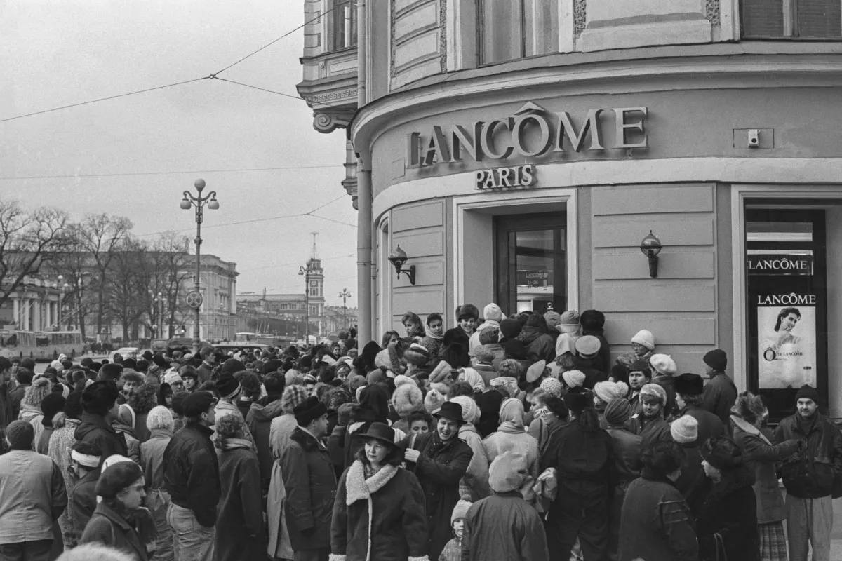 На фото&nbsp;&mdash; очередь в магазин французского бренда Lanc&ocirc;me в Ленинграде&nbsp;в 1990 году. Стоимость импортной продукции была очень высокой, поэтому многие просто хотели посмотреть на то, что принесло с собой падение железного занавеса&nbsp;