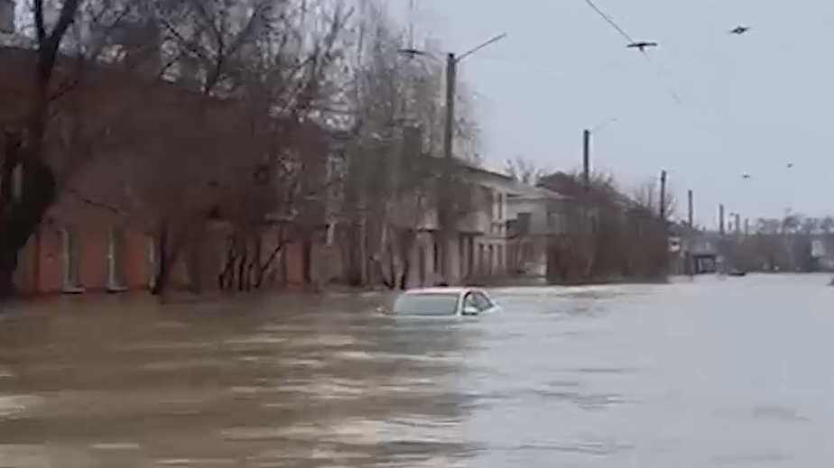 В Орске спасатели вытаскивают автомобили из воды. Видео