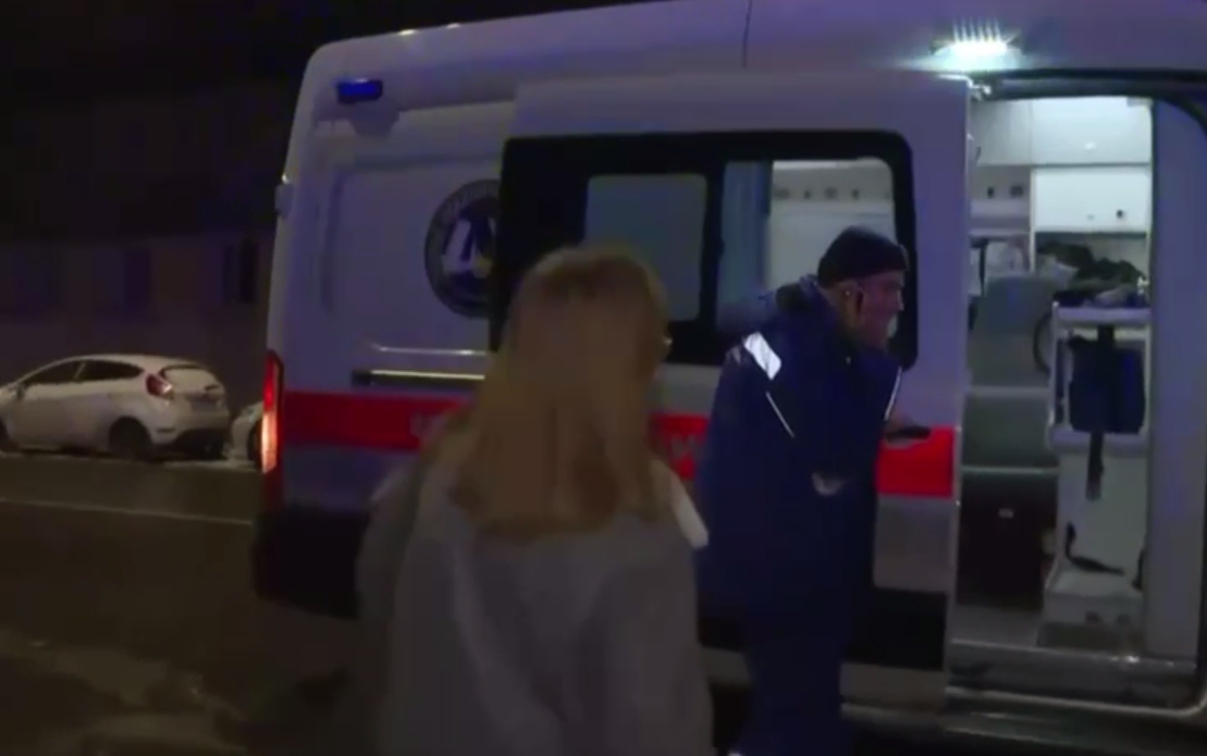 Пострадавшая журналистка у машины скорой помощи