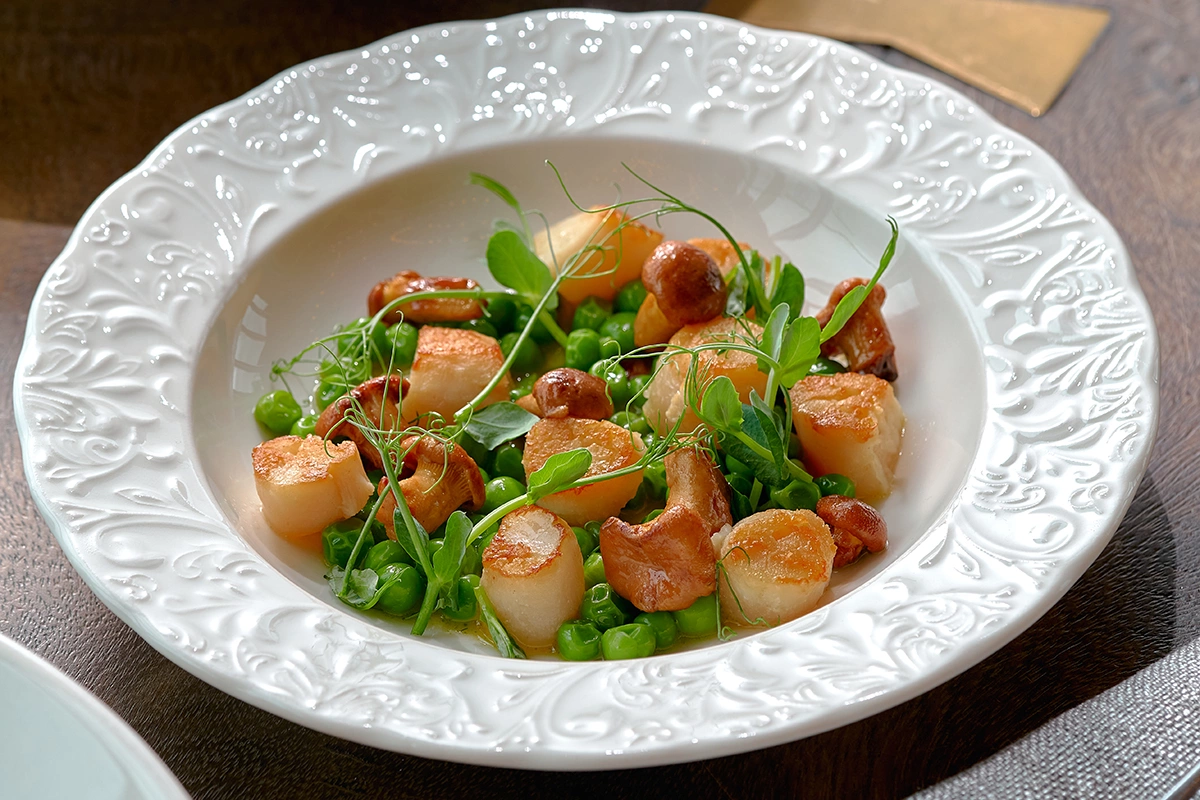 Гребешок с зеленым горошком и лисичками