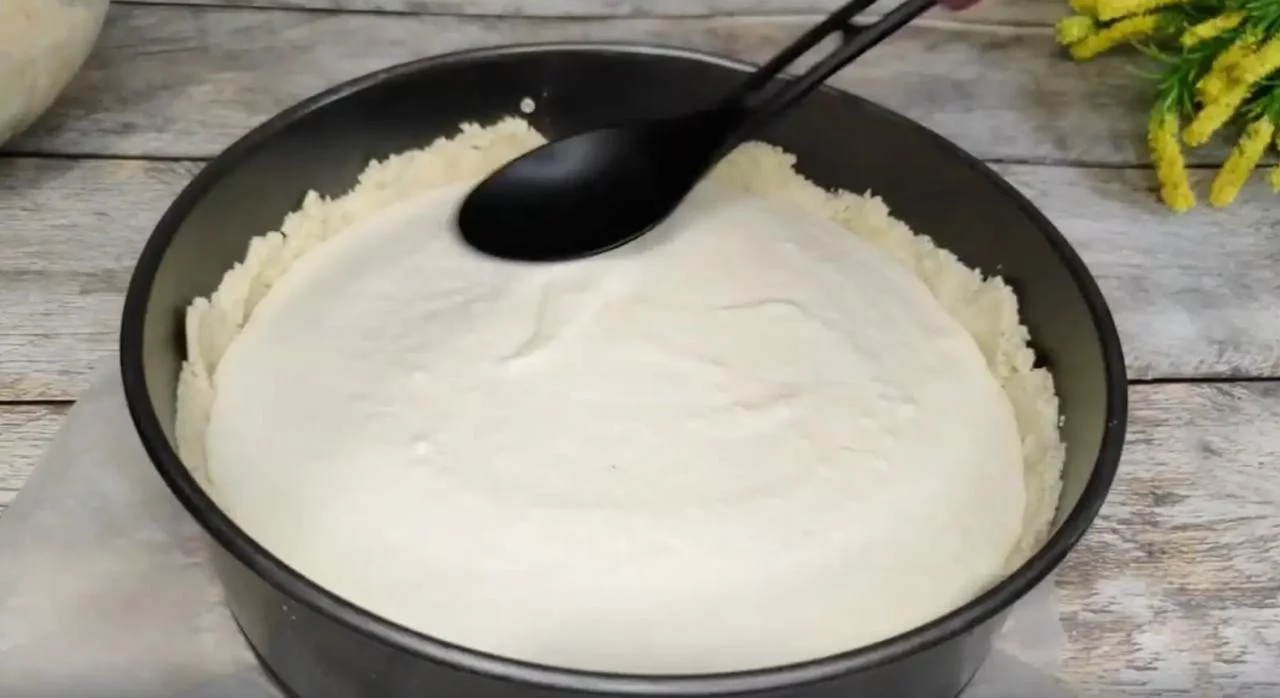 На крошку вылейте жидкую начинку