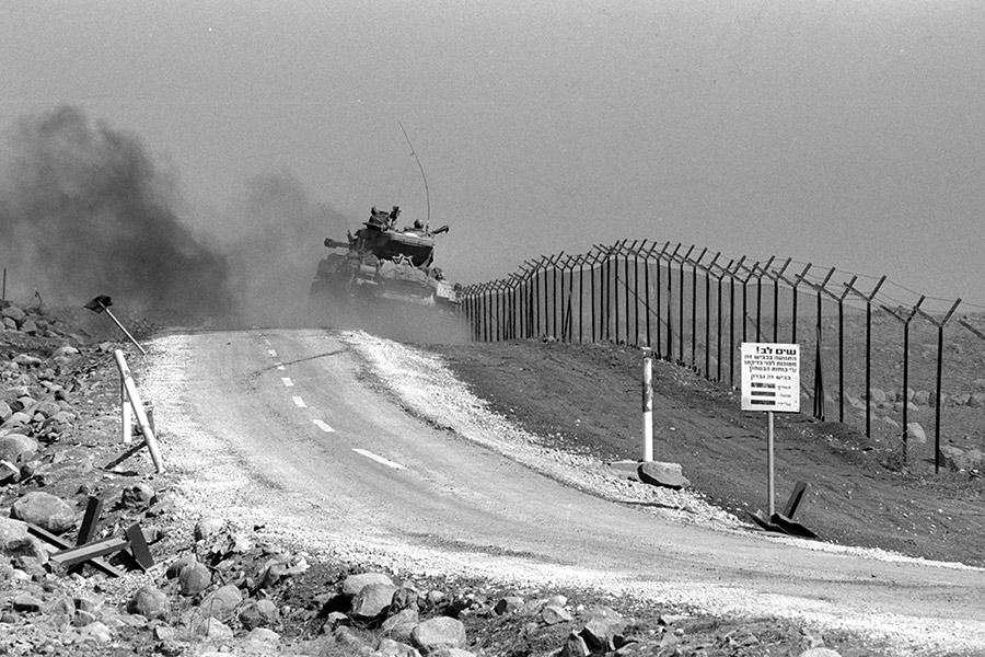 Израильский танк патрулирует участок северной границы Голанских высот во время Войны Судного дня, 1973 год