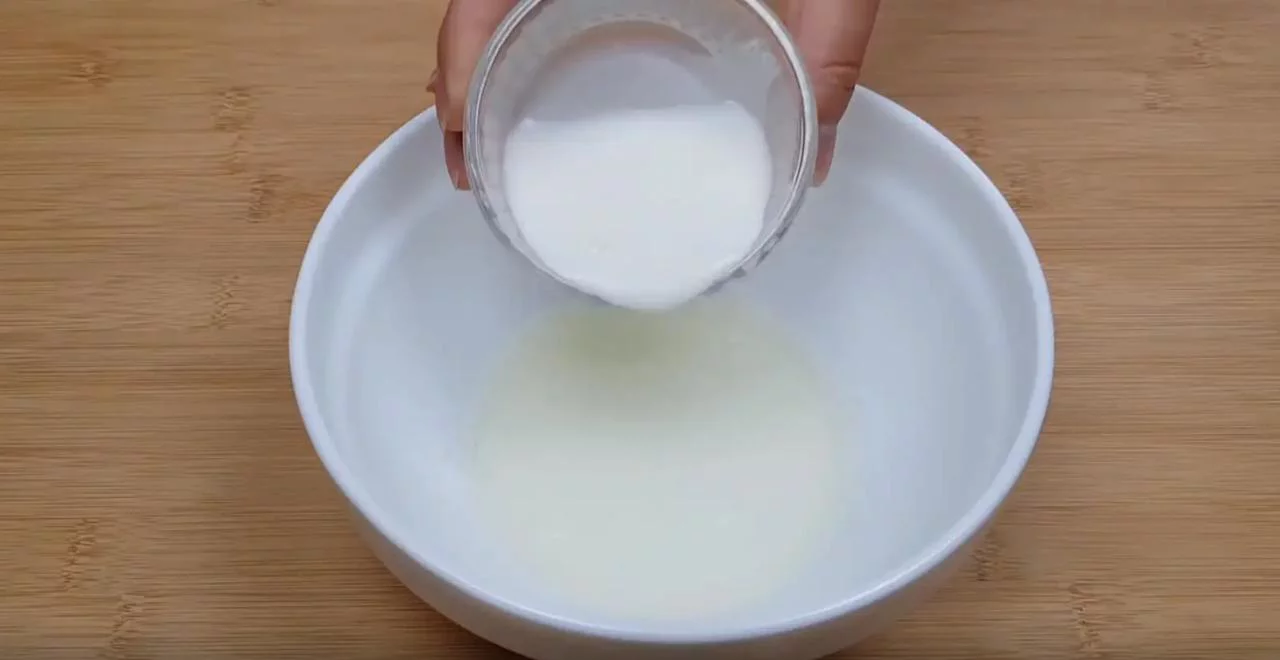 Смешайте молоко и растительное масло
