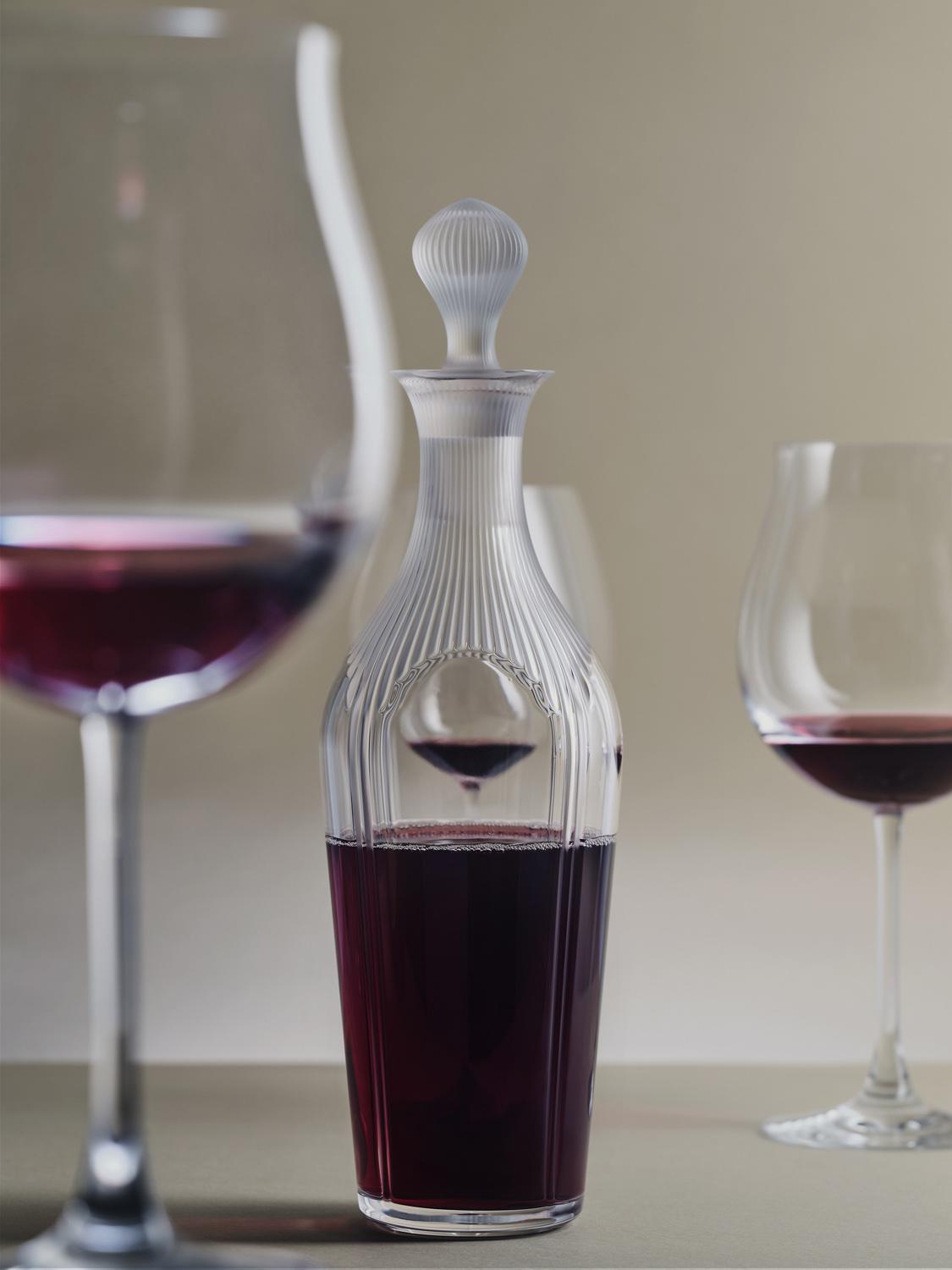 Бокалы для бургундского вина D&eacute;gustation, Baccarat; декантер&nbsp;Vintage&nbsp;из коллекции 100 Points by James Suckling, Lalique; бокал Oenologie Red, Baccarat (все ЦУМ Home)