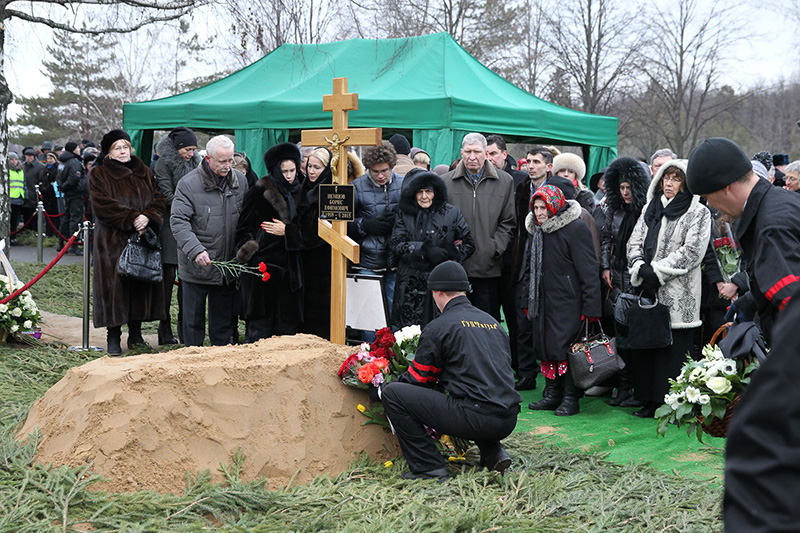 Бориса немцова похоронят. Троекуровское кладбище кладбище Бориса Немцова. Могила Бориса Немцова на Троекуровском кладбище.