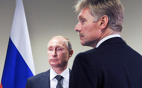 Президент России Владимир Путин (слева) и&nbsp;пресс-секретарь Дмитрий Песков