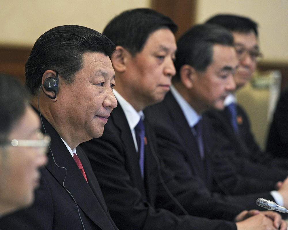 Председатель КНР Си Цзиньпин (второй слева) во время встречи с Владимиром Путиным на саммите в Душанбе