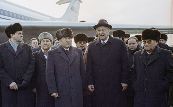 Президент Российской Федерации Борис Ельцин и&nbsp;президент Республики Казахстан Нурсултан Назарбаев во&nbsp;время встречи на&nbsp;аэродроме в&nbsp;Алма-Ате. 21 декабря 1991 года

​
