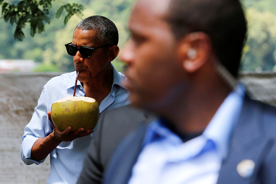 В 2014 году тогдашний президент Соединенных Штатов Барак Обама в ходе общения с пользователями социальной сети Tumblr рассказал, что точно знает, чем займется после завершения своего президентского срока. &laquo;Я буду лежать где-нибудь на пляже и пить из кокоса&raquo;, &mdash; заявил глава американского государства.