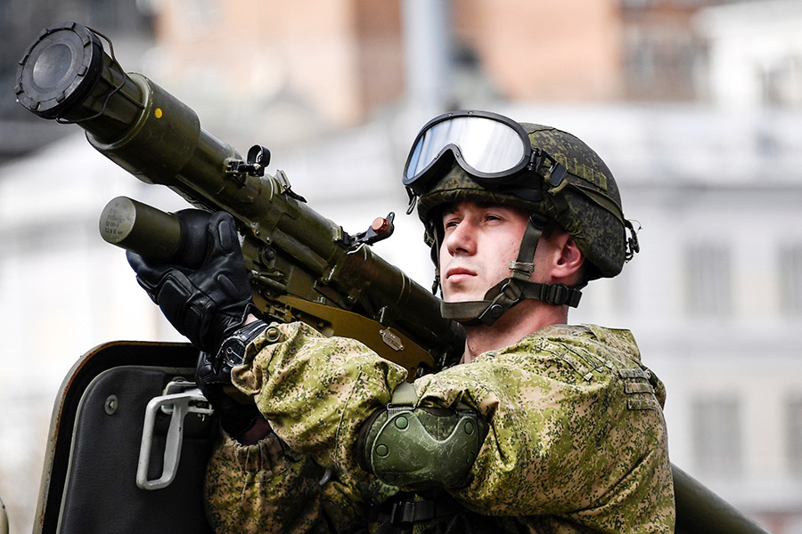 Военнослужащий во время военного парада во Владивостоке