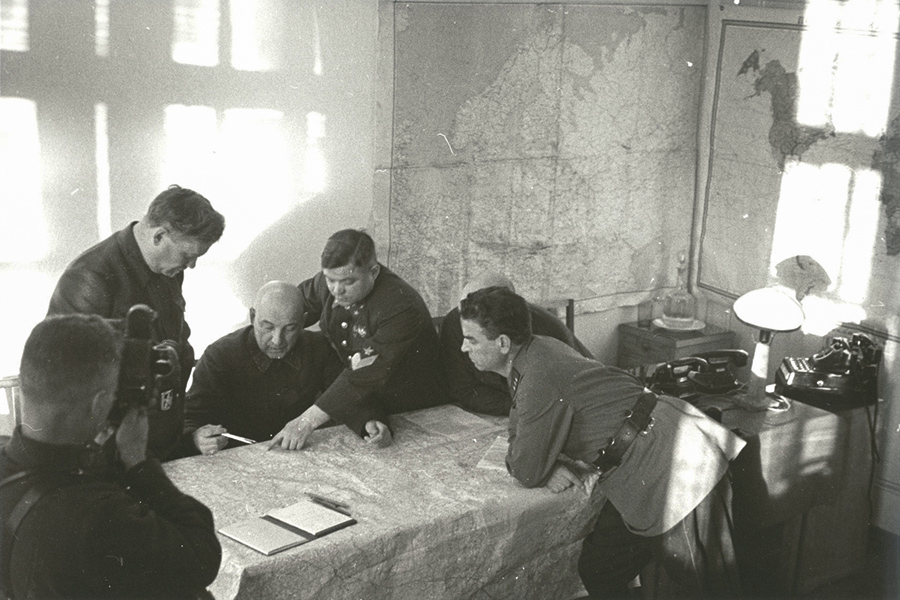 Начальник штаба Северо-Западного фронта генерал-лейтенант Николай Ватутин (третий справа) докладывает обстановку командующему фронтом
