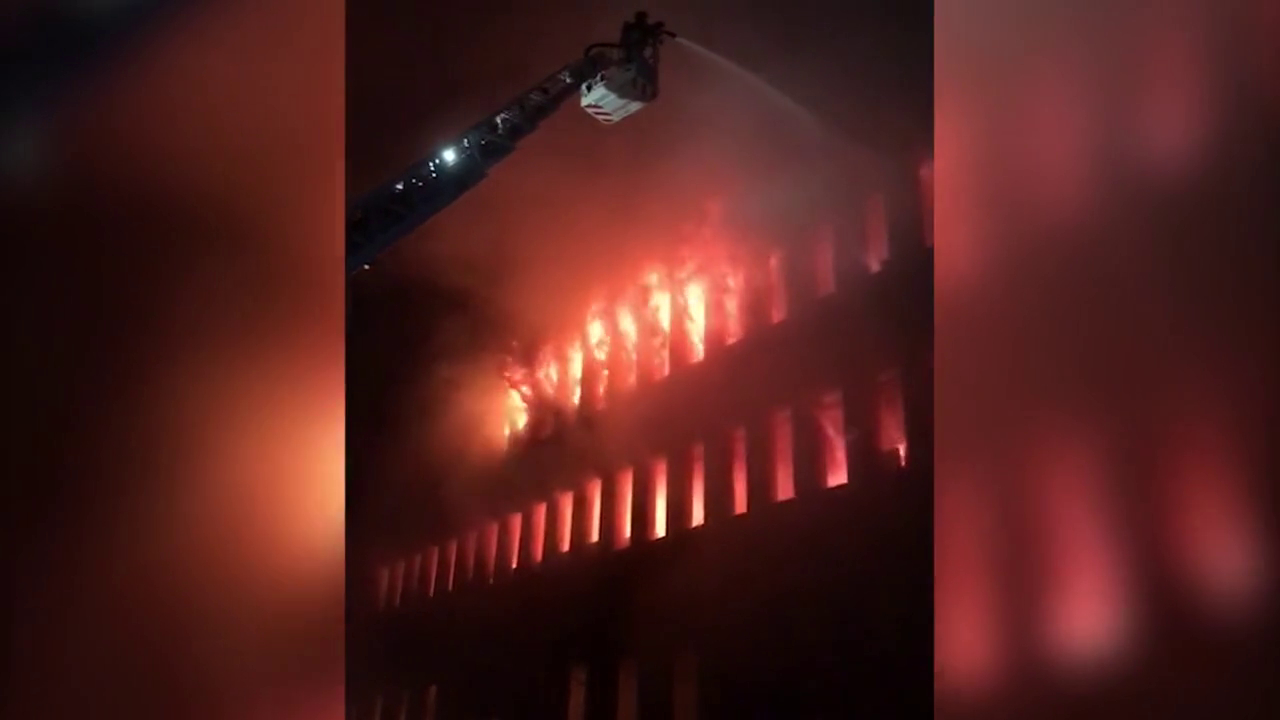 Тушение пожара площадью 6 тыс. кв. м в Люберцах. Видео