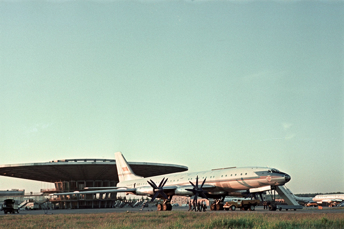 <p>Советский самолет Ту-114 в международном аэропорту Шереметьево</p>
<br />
&nbsp;