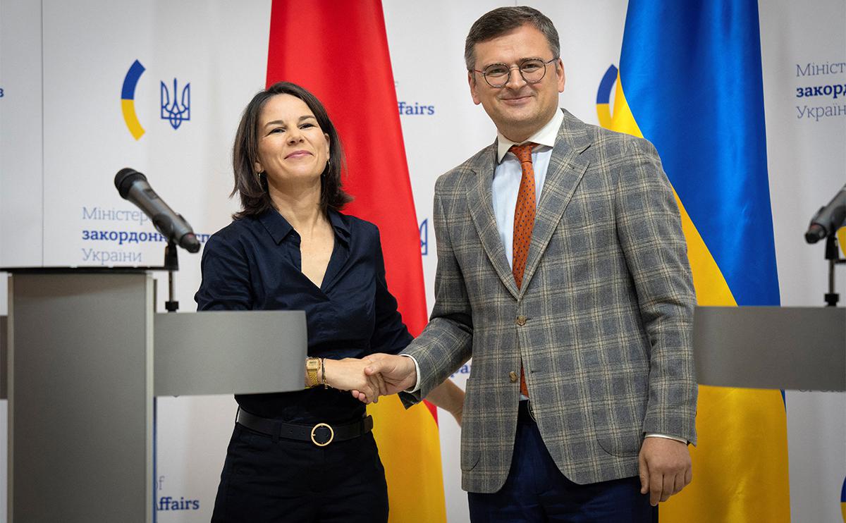 Анналена Бербок и министр иностранных дел Украины Дмитрий Кулеба