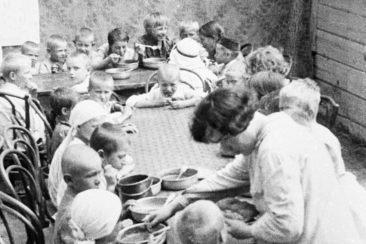 Дети обедают в детском саду, 1918 год
