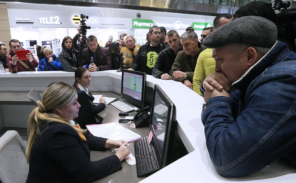 Через 23 минуты после взлета самолет пропал с радаров и перестал выходить на связь (на фото&nbsp;&mdash; стойка информации в аэропорту &laquo;Пулково&raquo;).&nbsp;