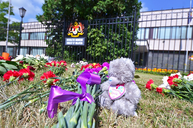 Чтобы почтить память погибших москвичи оставляют цветы и игрушки у здания диппредставительства Малайзии на Мосфильмовской улице 