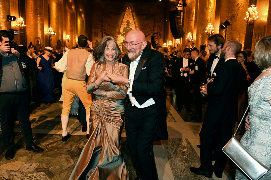 Лауреат&nbsp;Нобелевской премии по физике Кип Торн танцует на торжественном приеме
