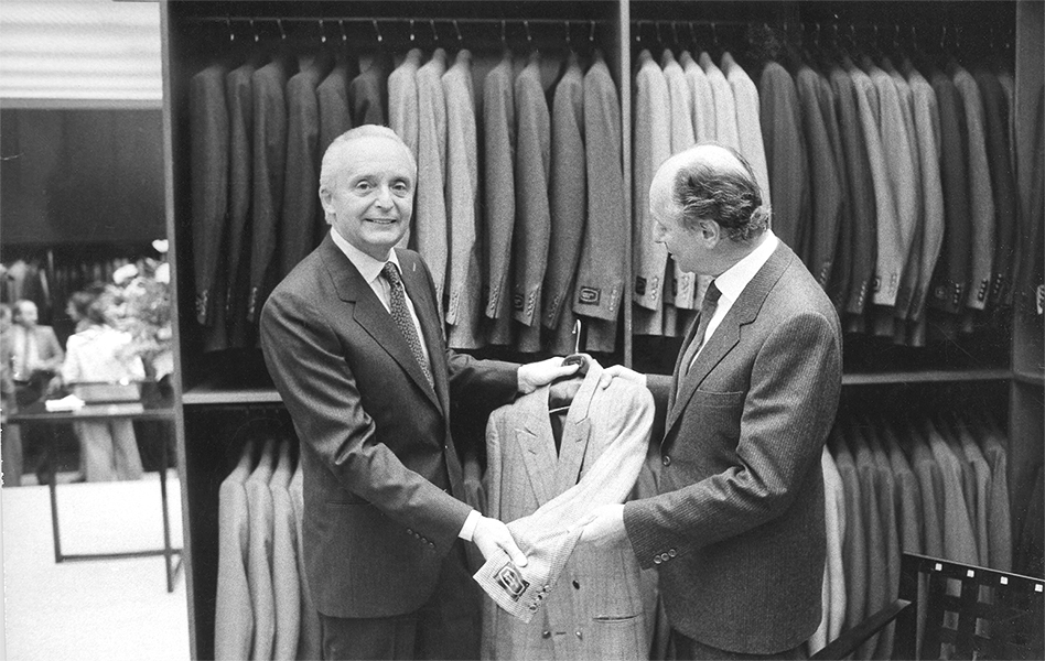 Анджело (слева) и Альдо Зенья на открытии первого бутика марки в Париже, 1980 год
