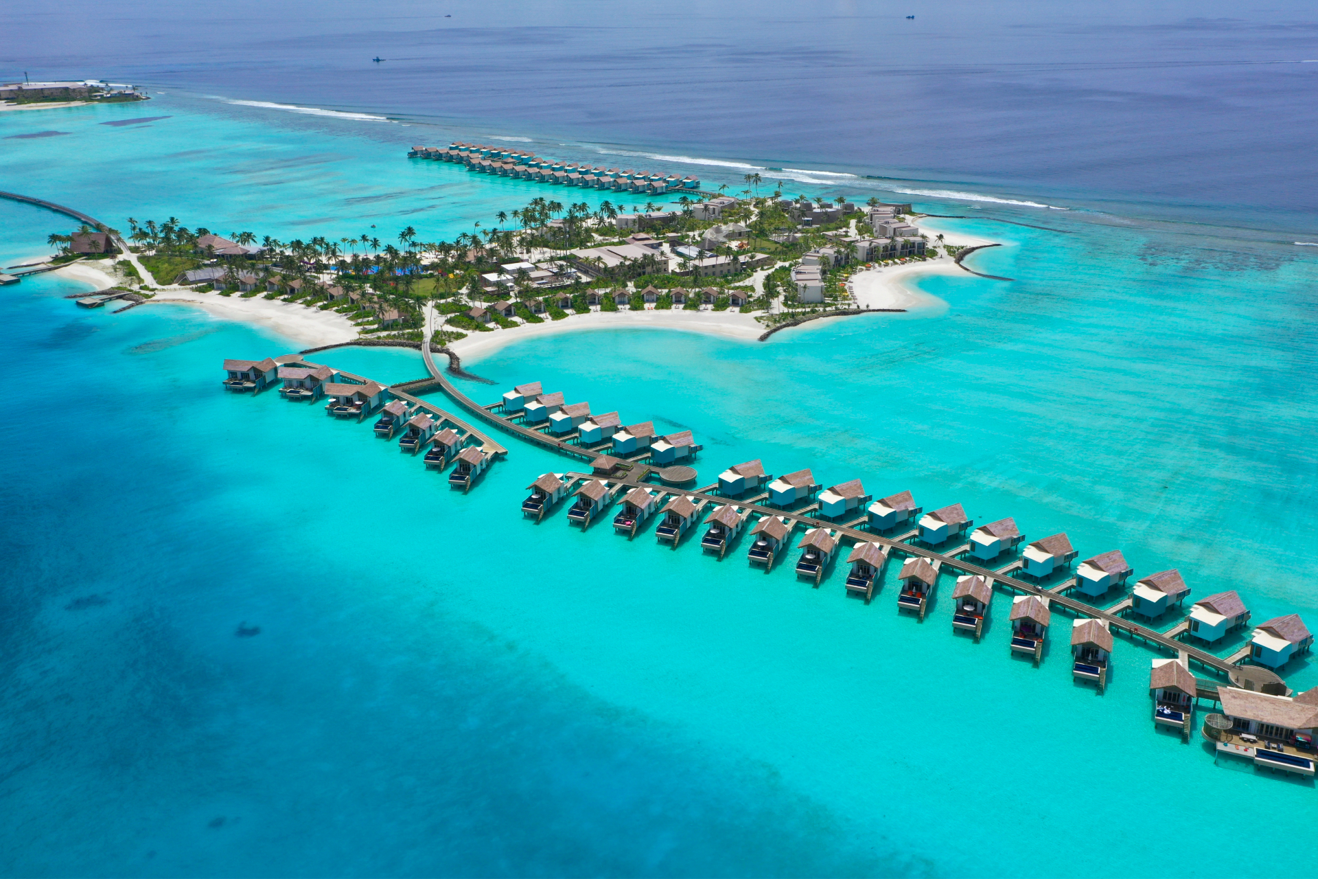 Территория Crossroads, включающая отели Hard Rock Hotel Maldives и SAii Lagoon Hotel Maldives, а также марину, в которой расположены рестораны, магазины и пристань для яхт