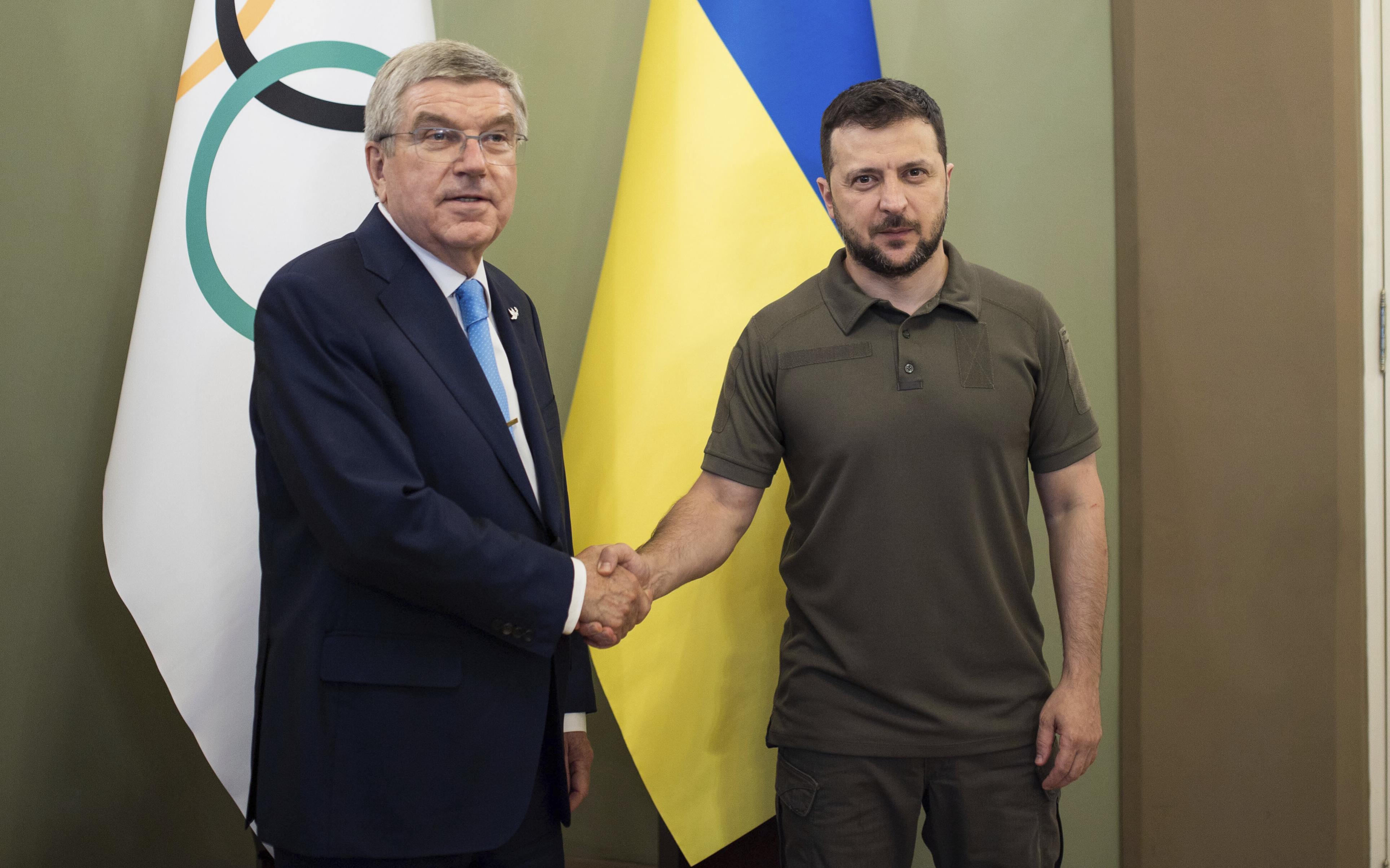 Президент Украины Владимир Зеленский (справа) и президент МОК Томас Бах (слева) во время встречи в Киеве