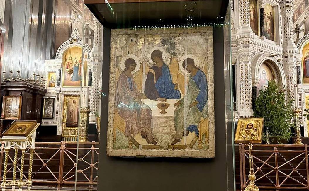 Икону «Троица» установили в храме Христа Спасителя — РБК