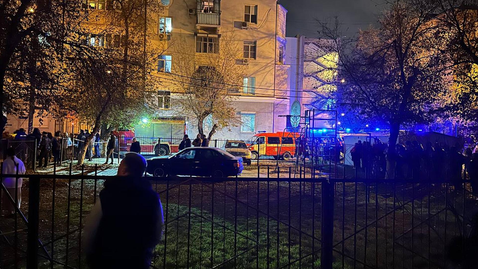 Очевидцы рассказали об обрушении части дома в Астрахани