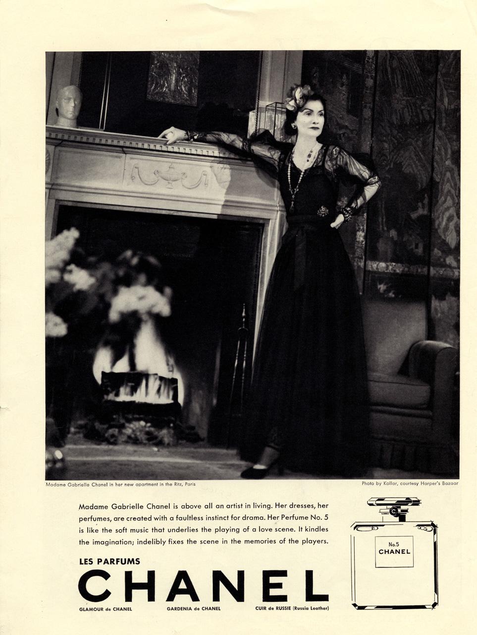 Рекламная кампания аромата Chanel №5 1937 года, появившаяся в журнале Harper’s Bazaar. Габриэль Шанель сама позировала для рекламы в своих апартаментах в отеле Ritz