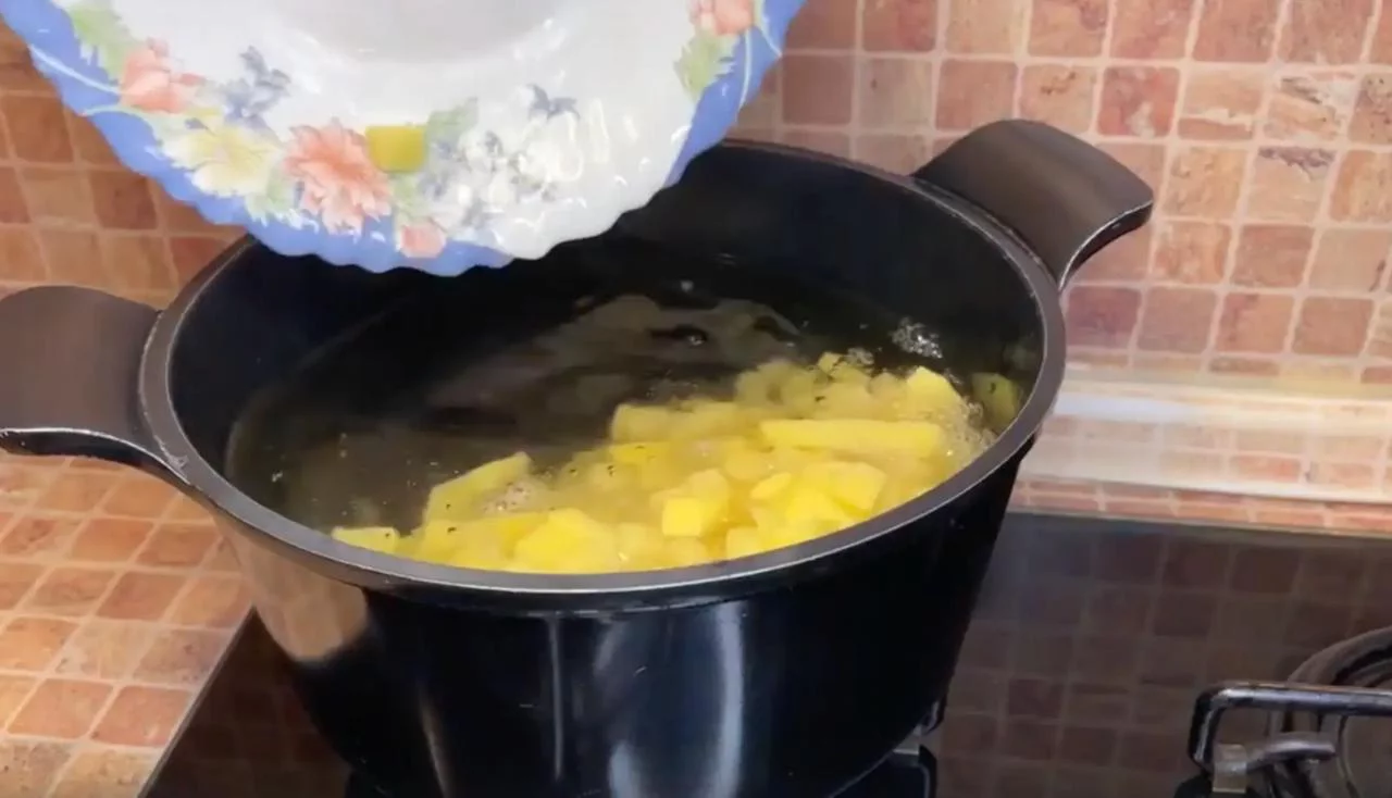 Отварите картофель