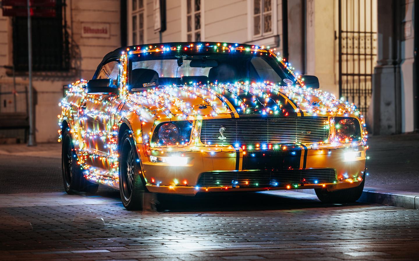 Гирлянда и не только. За какие новогодние украшения на авто лишат прав