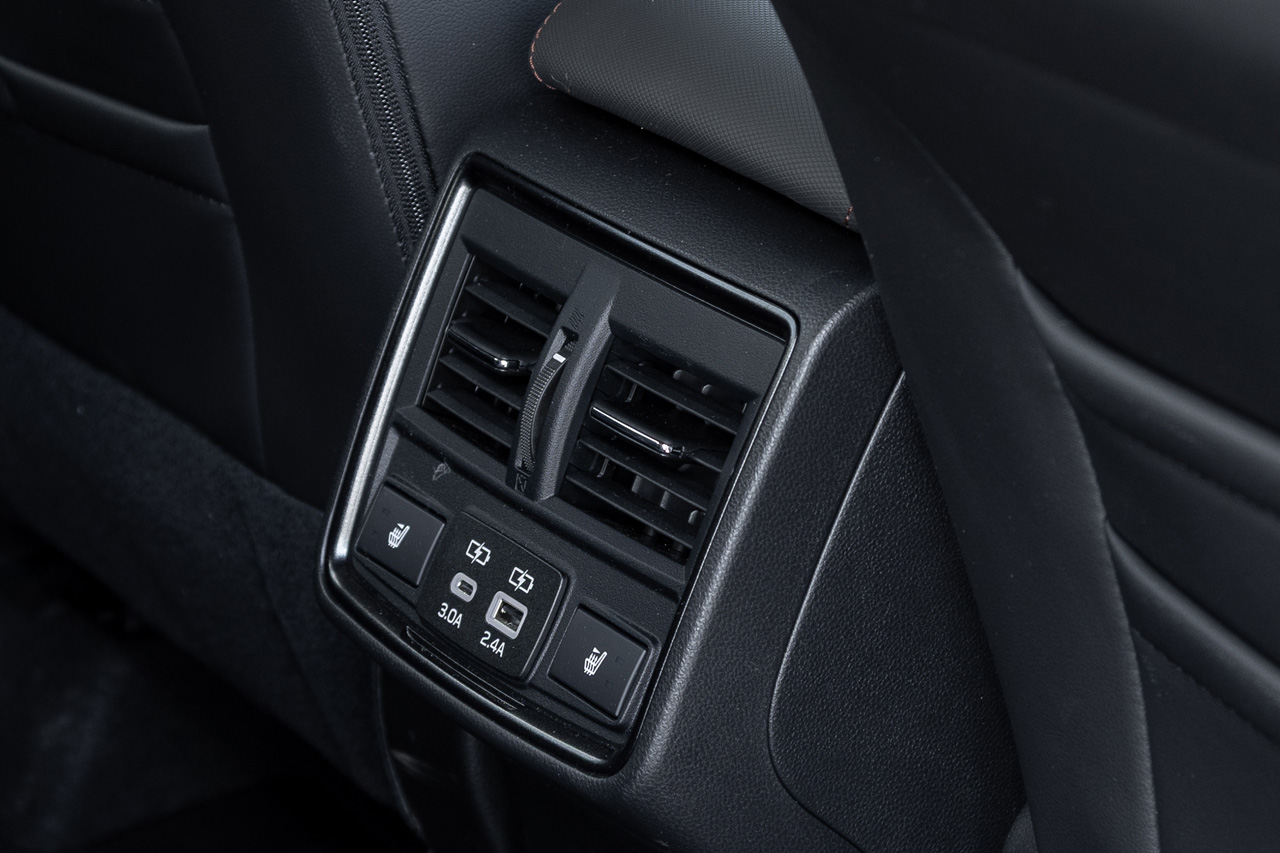 Отдельной климатическо зоны на втором ряду&nbsp;Subaru Forester нет, зато воздушные&nbsp;потоки можно направлять раздельно. USB-разъемов два: Type-A и&nbsp;Type-C. Подогревы сидений &mdash; двухуровневые