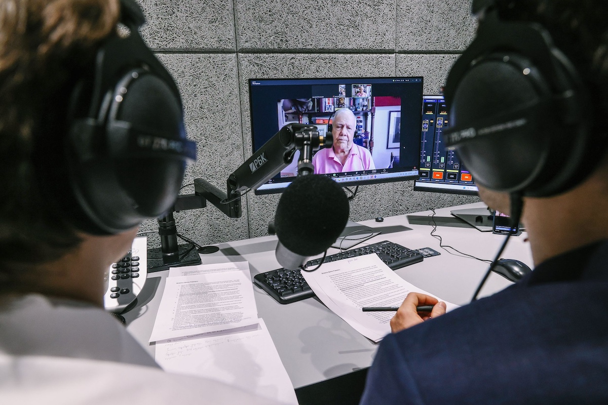 Журналисты &laquo;РБК Инвестиций&raquo; разговаривают с американским инвестором Джимом Роджерсом по видеосвязи в студии Радио РБК