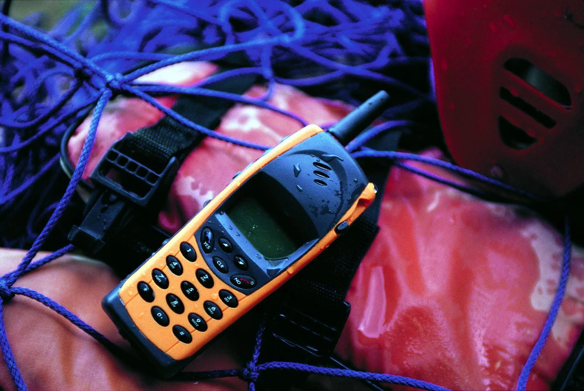Простой телефон с кнопками стал своего рода фильтром, который ограничивает входящий поток до базового уровня: звонки, редкие сообщения, ничего лишнего и отвлекающего внимания