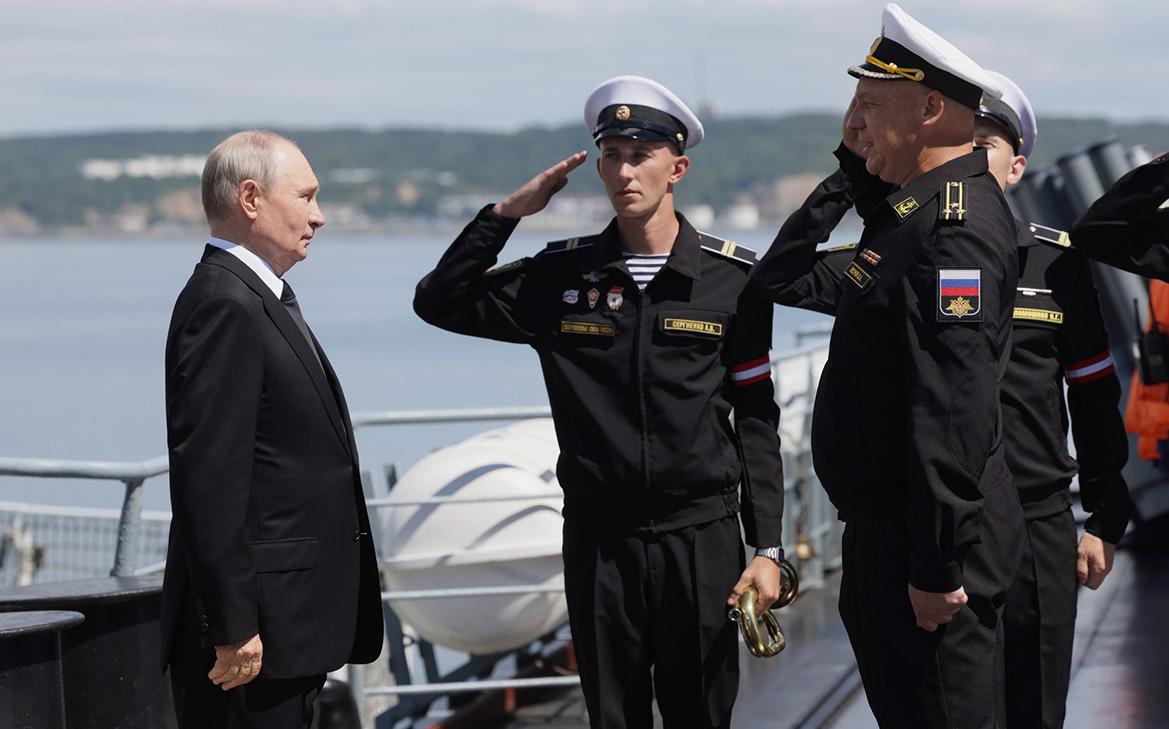 Путин прибыл на ракетный крейсер «Варяг». Видео
