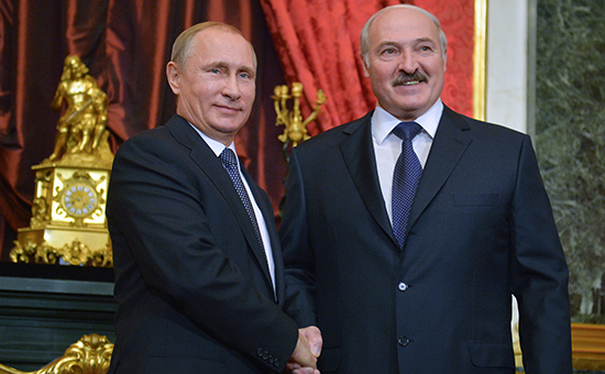 Президент России Владимир Путин и президент Белоруссии Александр Лукашенко (слева направо) перед началом сессии Совета коллективной безопасности ОДКБ в Кремле