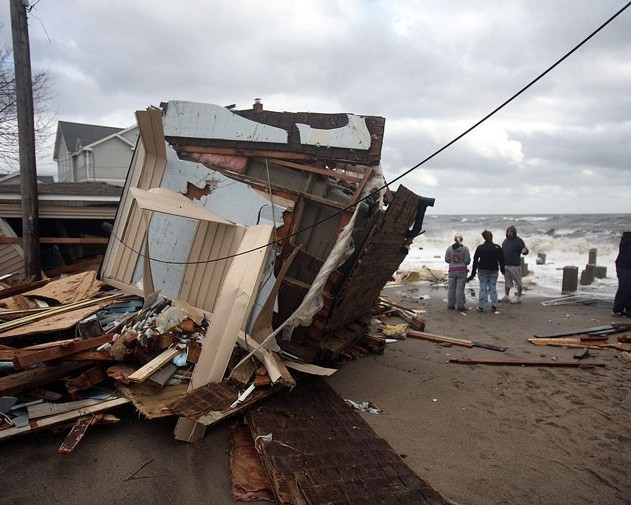 Число жертв урагана "Сэнди", обрушившегося на США, перевалило за 70
