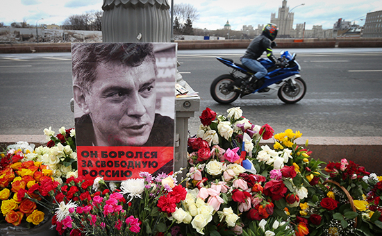Цветы на месте гибели политика Бориса Немцова