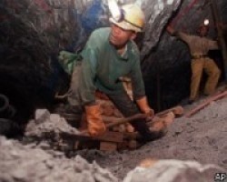 На месте взрыва шахты в Луганской области работают спасатели