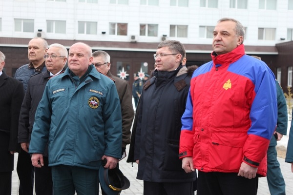 Начальник Главного управления МЧС РФ по Тюменской области Юрий Алехин (на фото слева)