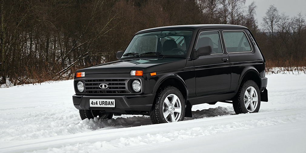 Lada 4x4
Открывает рейтинг старушка &laquo;Нива&raquo;. Впрочем, уже больше 10 лет автомобиль продается под именем Lada 4x4, так как историческое имя в 2006 г. отошло модели выпускаемой совместном предприятием GM-АвтоВАЗ. 4x4 &ndash; самая старая модель в линейке &laquo;Лады&raquo;. В апреле машина отметила 40-летие на конвейере. Несмотря на солидный возраст, машина остается востребованной. Во многом благодаря своей доступной цене и способностям на бездорожье. Еще бы &ndash; дорожный просвет &laquo;Нивы&raquo; составляет 210 миллиметров.