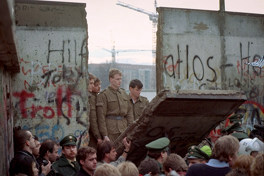 Берлинская стена состояла в основном из стандартных блоков высотой 3,6 м и шириной 1,5 м. После разрушения около 40 тыс. блоков были использованы для различных строительных проектов в Германии, многие были проданы или подарены другим городам. Кусок берлинской стены есть и в Москве у Сахаровского центра
