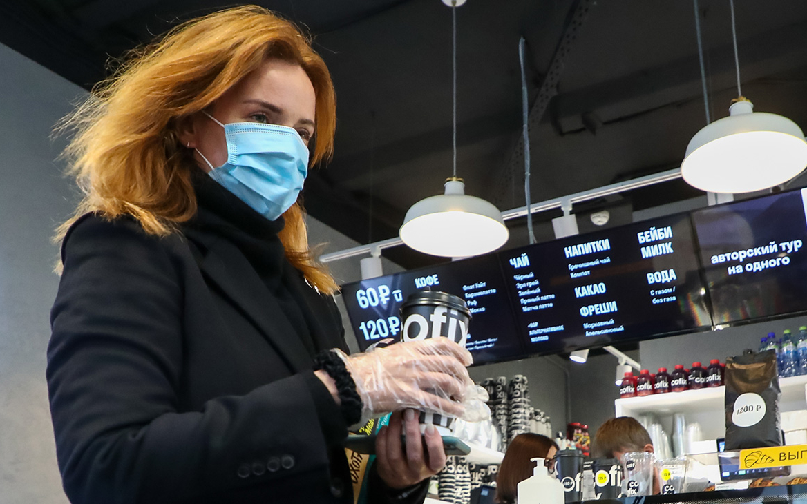 Власти Москвы решили усилить контроль за масками и перчатками в ТЦ и кафе