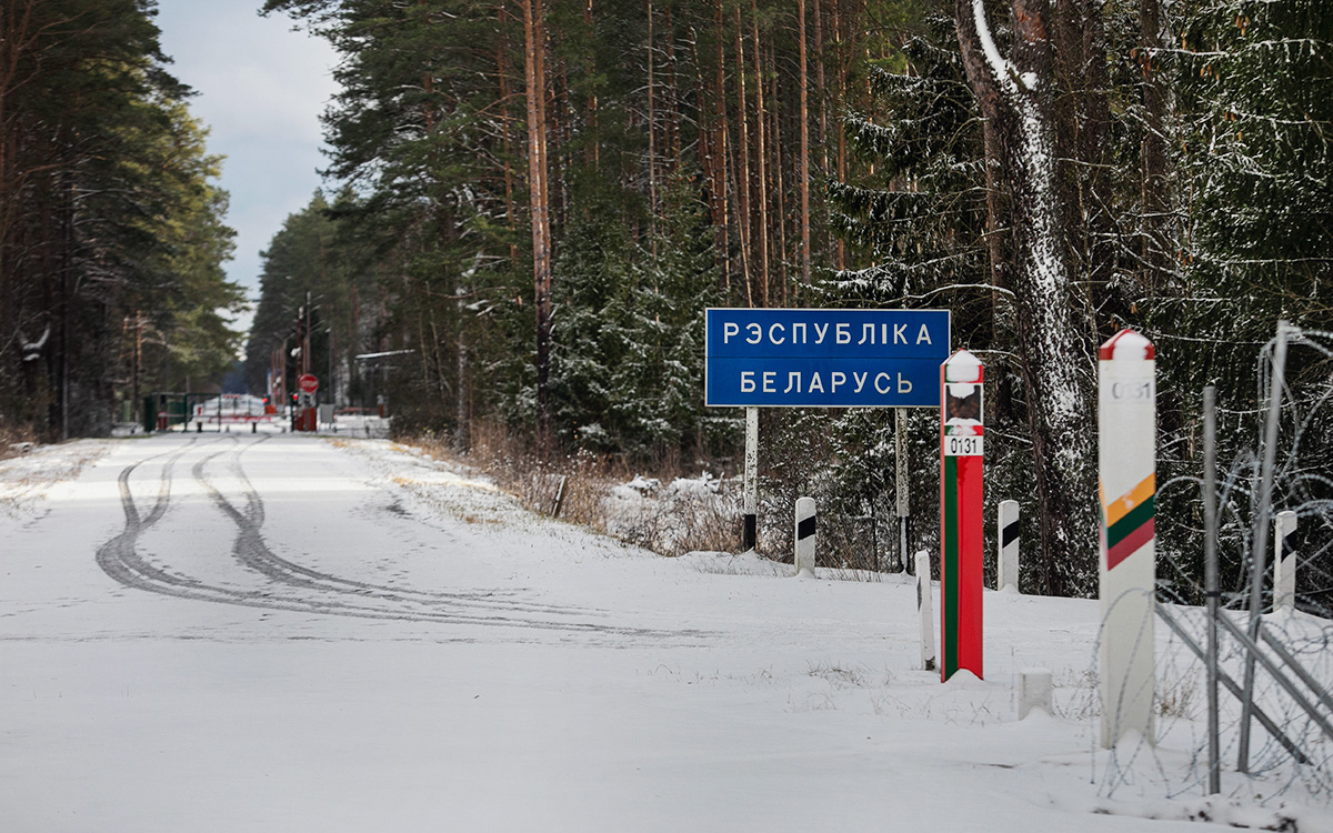 Президент Литвы призвал отменить режим ЧП на границе с Белоруссией"/>













