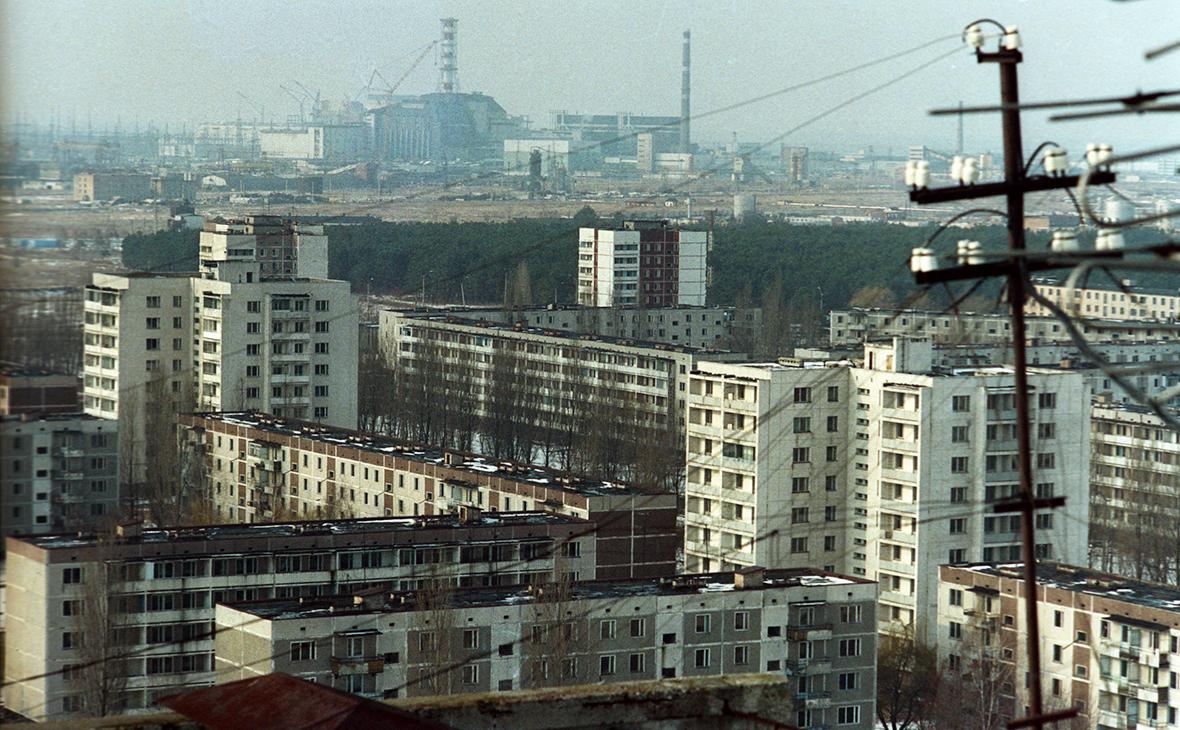 Припять, вид на Чернобыльскую АЭС, архивное фото