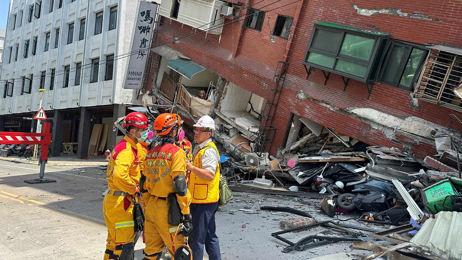 <p>Пожарные на месте обрушения здания после землетрясения в городе&nbsp;Хуалянь, Тайвань, 3 апреля 2024 года</p>