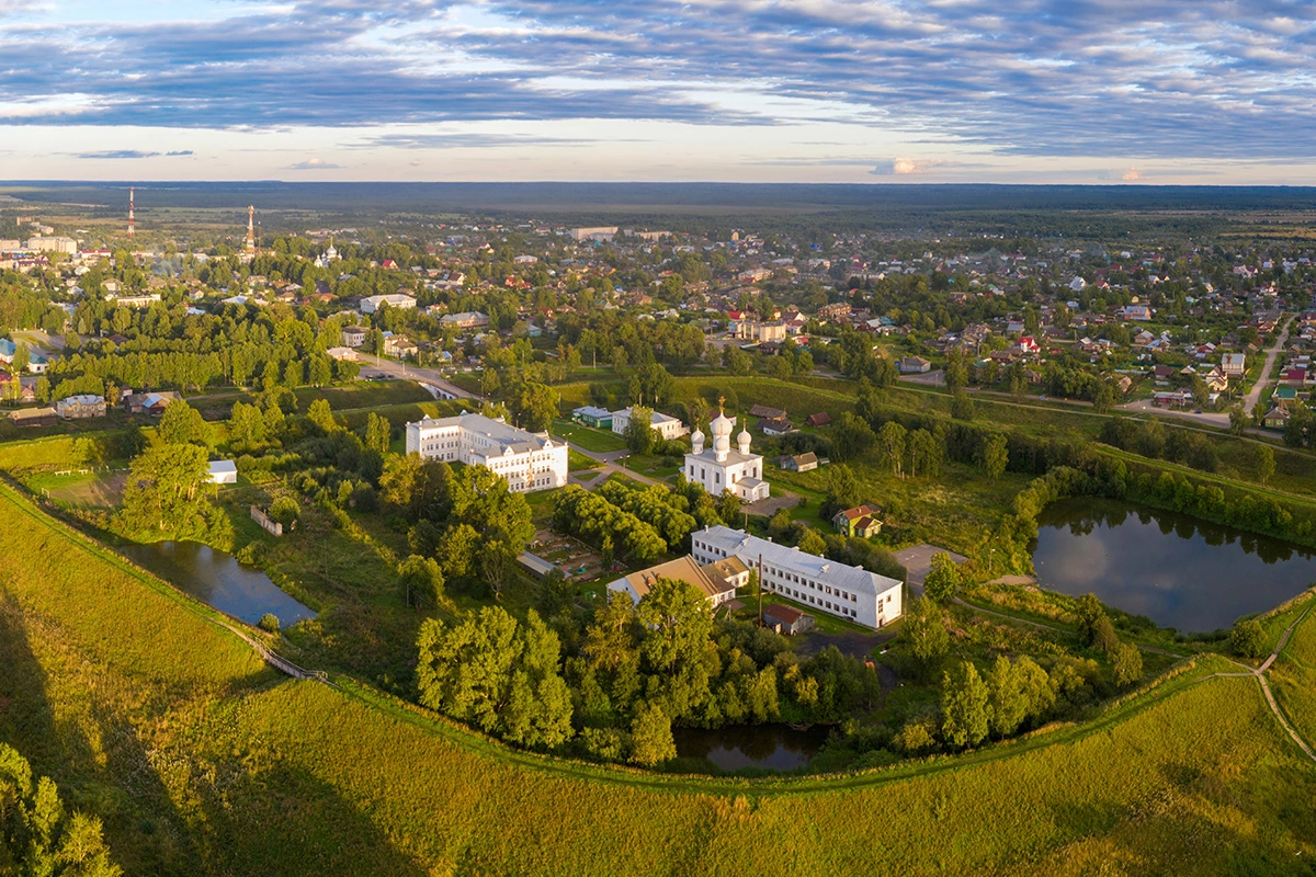 Одна из достопримечательностей города — Белозерский кремль