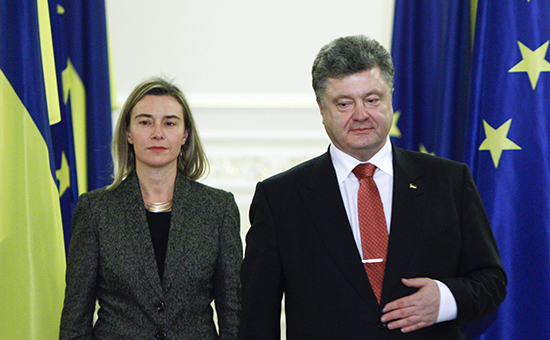 Представитель Евросоюза Федерика Моргерини и президент Украины Петр Порошенко
