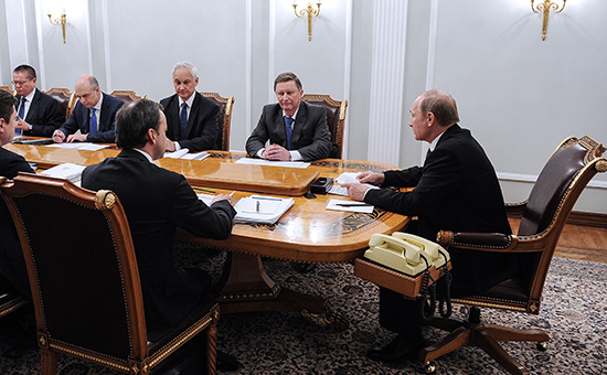 Президент РФ В.Путин во время совещания по экономическим вопросам в Ново-Огарево